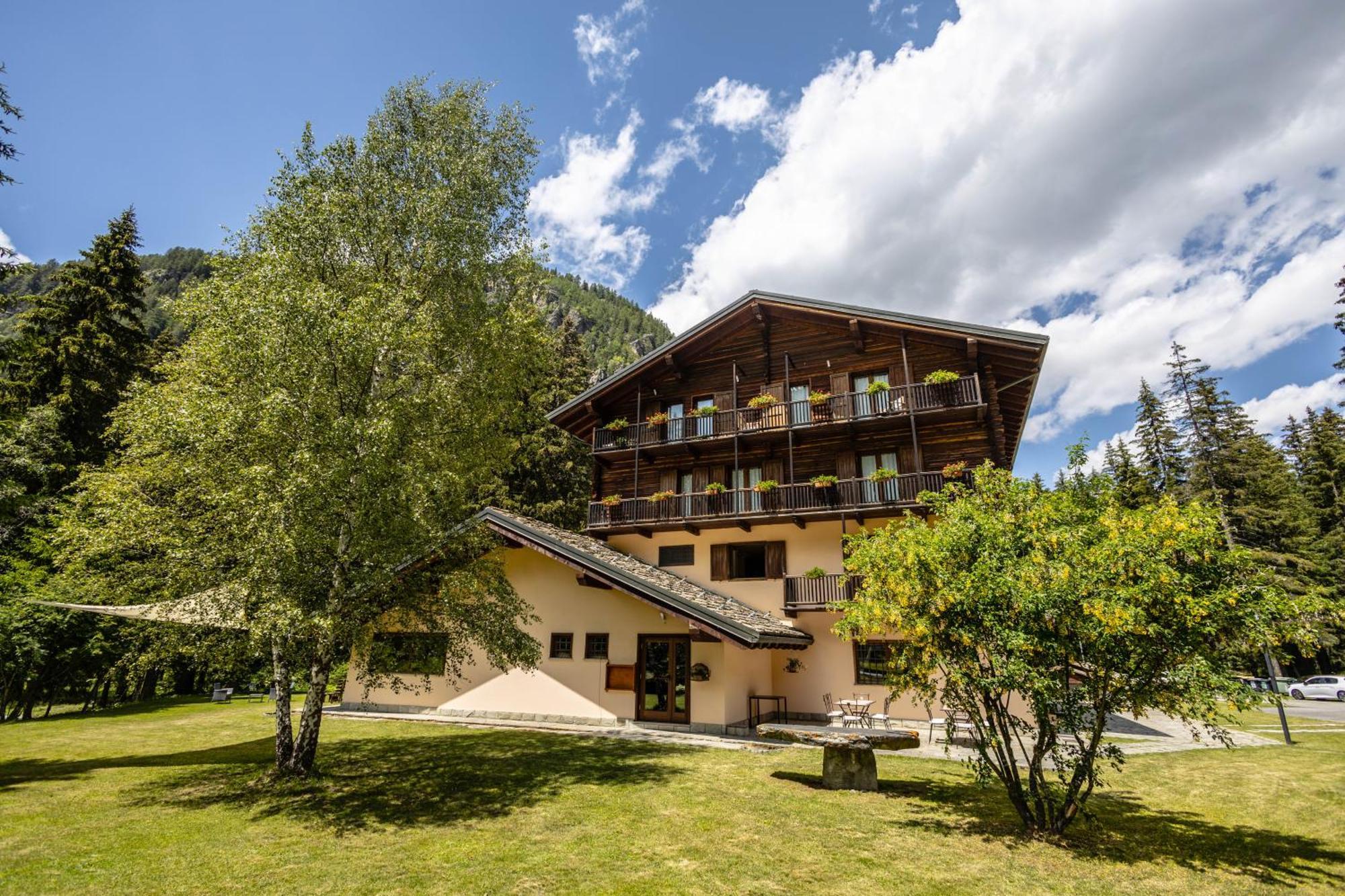 Alpine Forest Hotel Champoluc Exterior photo