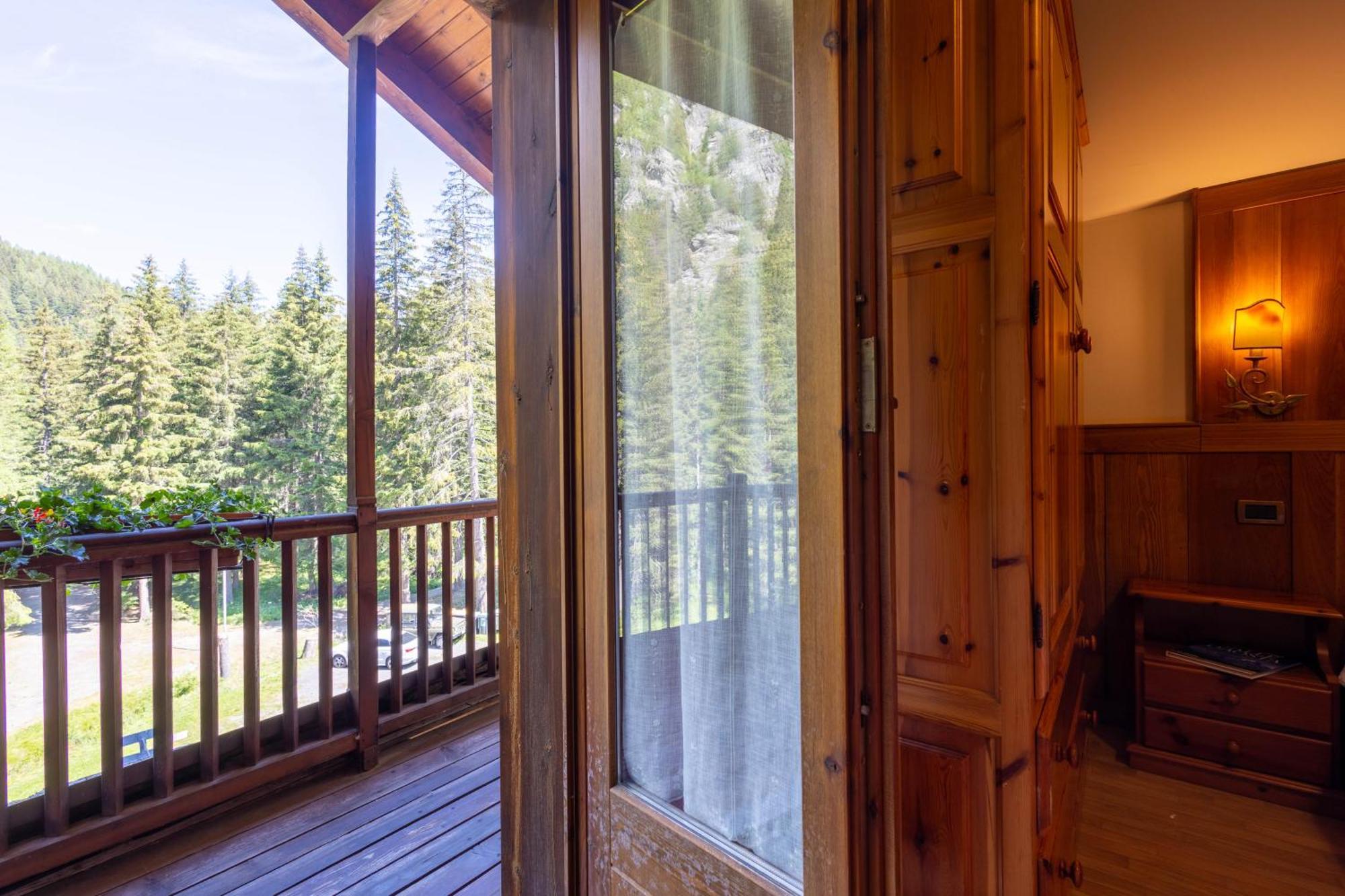 Alpine Forest Hotel Champoluc Exterior photo